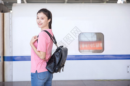 立即前往青年女性前往高铁车厢背景