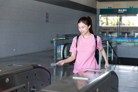 机场闸机青年女性过验票闸机背景