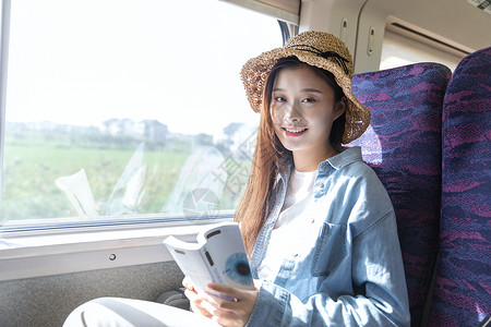 旅游杂志青年女性乘坐高铁背景