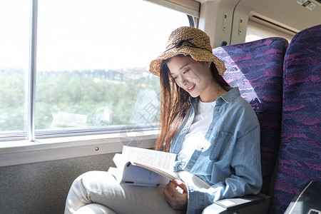 青年女性不开心地坐着青年女性乘坐高铁背景