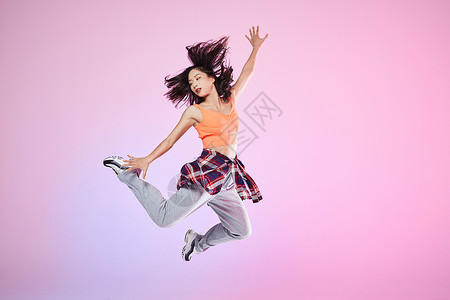 活力街舞女生跳跃动作图片