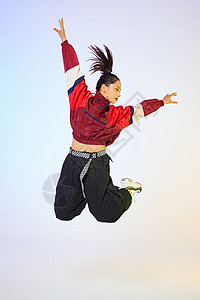 活力街舞女生跳跃动作背景图片