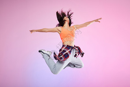 活力街舞女孩跳跃背景图片