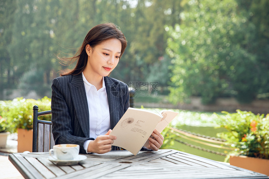 青年女性户外阅读图片