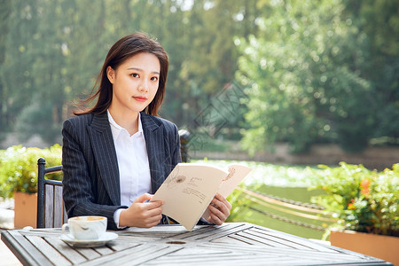 青年女性户外阅读图片