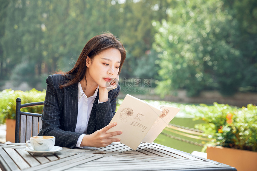 青年女性户外阅读图片