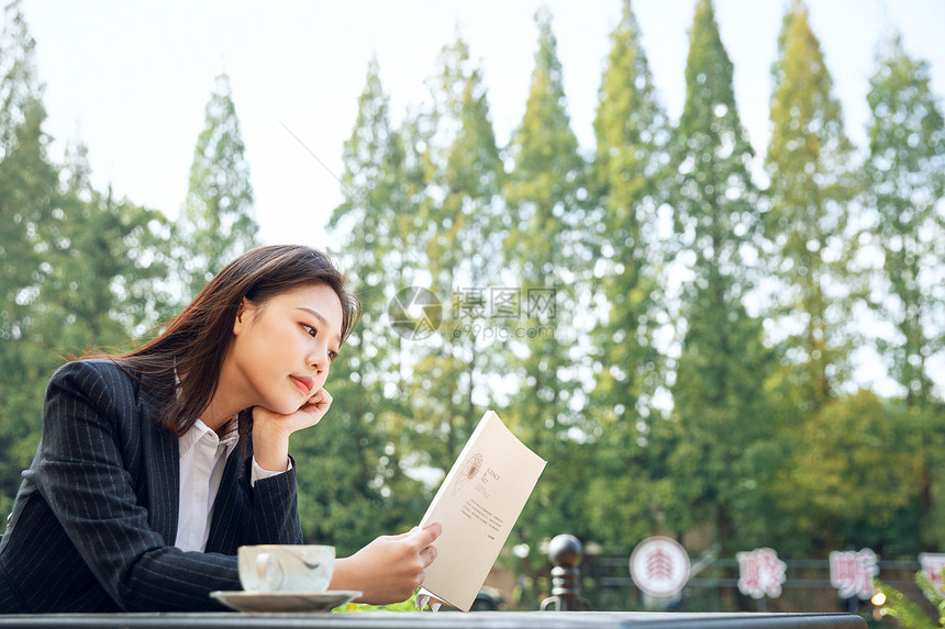 青年女性户外阅读图片