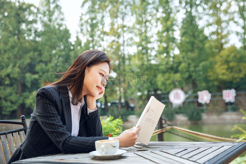 青年女性户外阅读图片