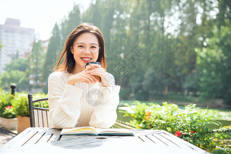 喝咖啡的女大学生图片