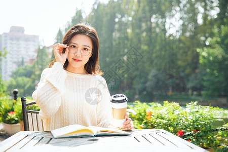 喝咖啡的女大学生高清图片