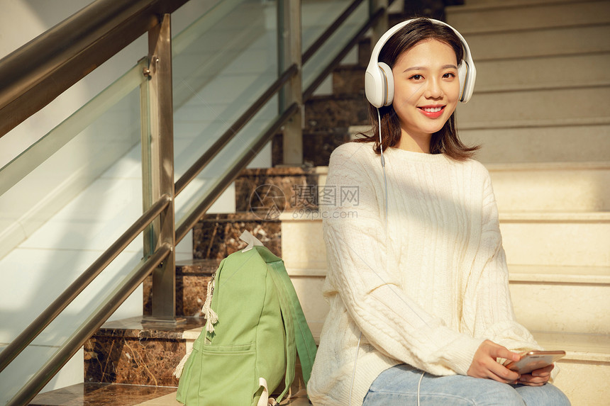 听音乐的女大学生图片