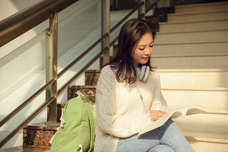 甜美女生走廊上看书高清图片