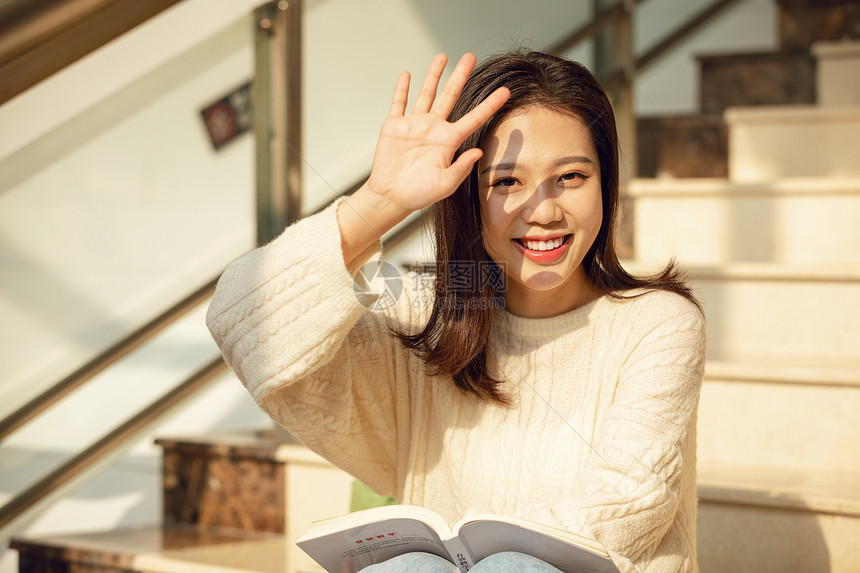 在楼梯学习的女大学生图片