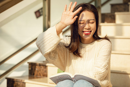 在楼梯学习的女大学生图片