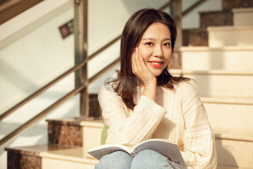 在楼梯学习的女大学生图片