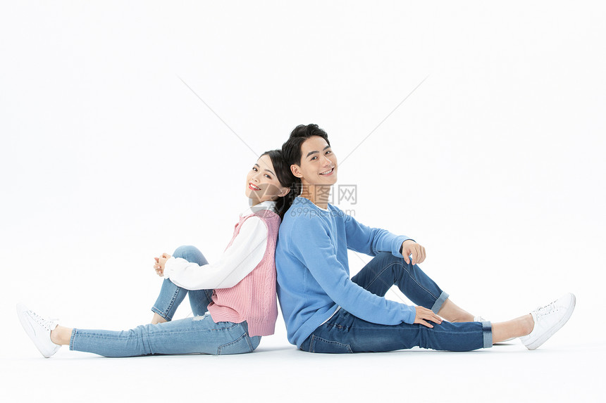 情侣背靠背坐在地上图片