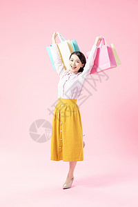 青年女性购物开心图片