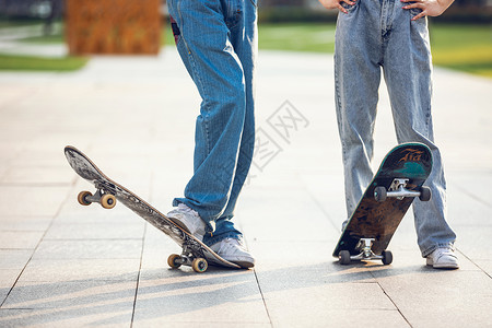 少年运动情侣户外玩滑板背景