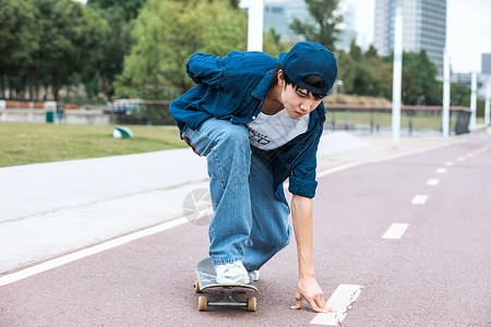 滑板少年运功人物素材高清图片