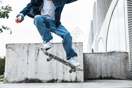 街头自由玩滑板的男性形象背景