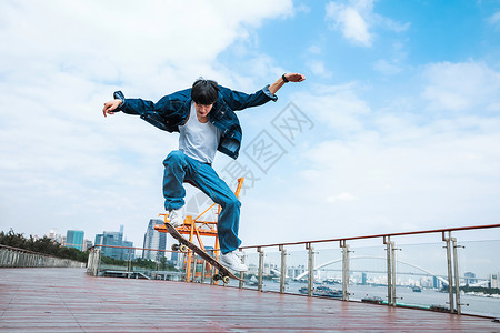 少年中国玩滑板的男性形象背景