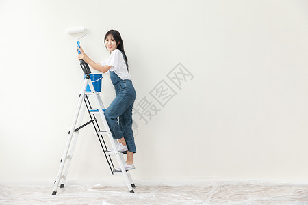 爬梯子的玉兔青年女性爬梯子刷墙形象背景
