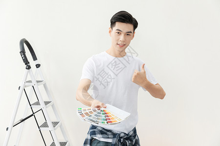 青年男性装修刷墙选颜色高清图片