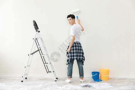 青年男性装修刷墙图片