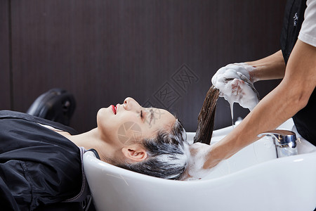 女性顾客洗头发高清图片