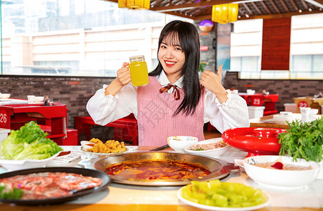 青年女性欢乐吃火锅图片