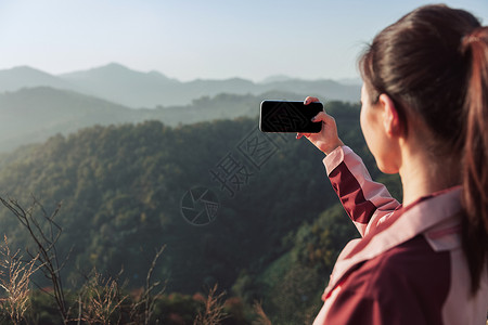 登山手机登山女性拍照背景