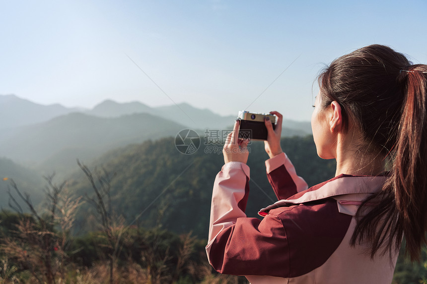 登山女性拍照图片