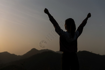 登山女性剪影图片