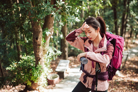 登山女性喝水休息图片