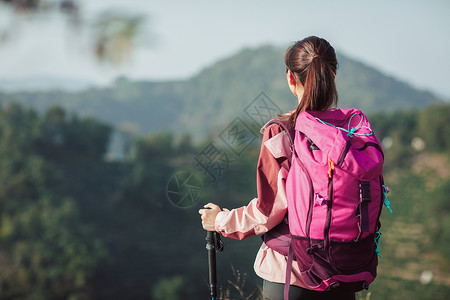 爬山女孩人物青年女性登山背影背景