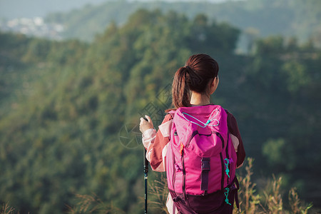 青年女性登山背影图片