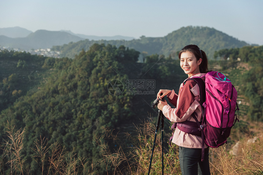 青年女性登山图片