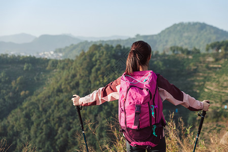 青年女性登山背影图片