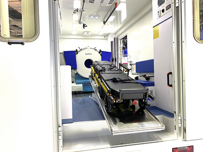 高科技救护车上海会展馆移动CT救护车背景