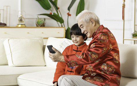 新年春节爷爷带孩子视频通话图片