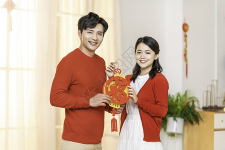 新年春节过年夫妻手拿福字装饰背景图片