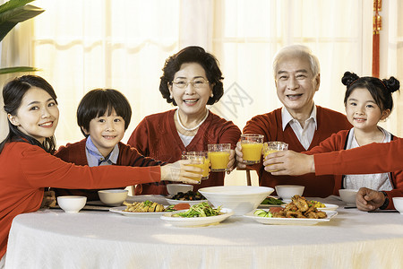 新年春节年夜饭一家人举杯碰杯图片
