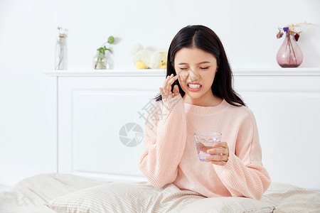 女性喝水健康生活年轻女性牙痛背景