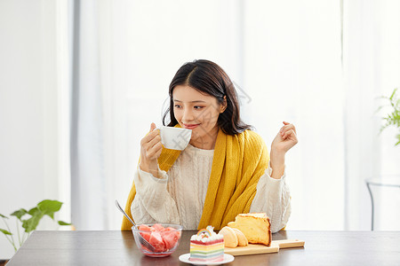 美女居家早餐看手机居家美女早餐喝咖啡背景