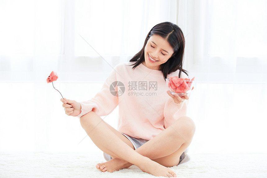 居家美女吃水果图片