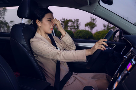 女性司机疲劳驾驶背景图片
