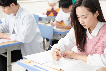 青年女性考研考试背景图片