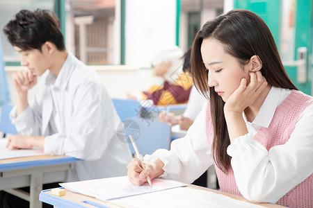 青年女性考研考试背景图片