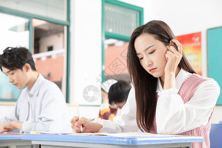 青年女性考研考试背景图片