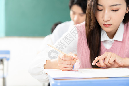 青年女性考研考试背景图片